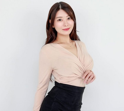 <span class="title">可愛いAV女優に聞きました、「元モデルの美人過ぎるHカップ人妻！ マドンナ超大型新人・篠原いよインタビュー（３）」</span>
